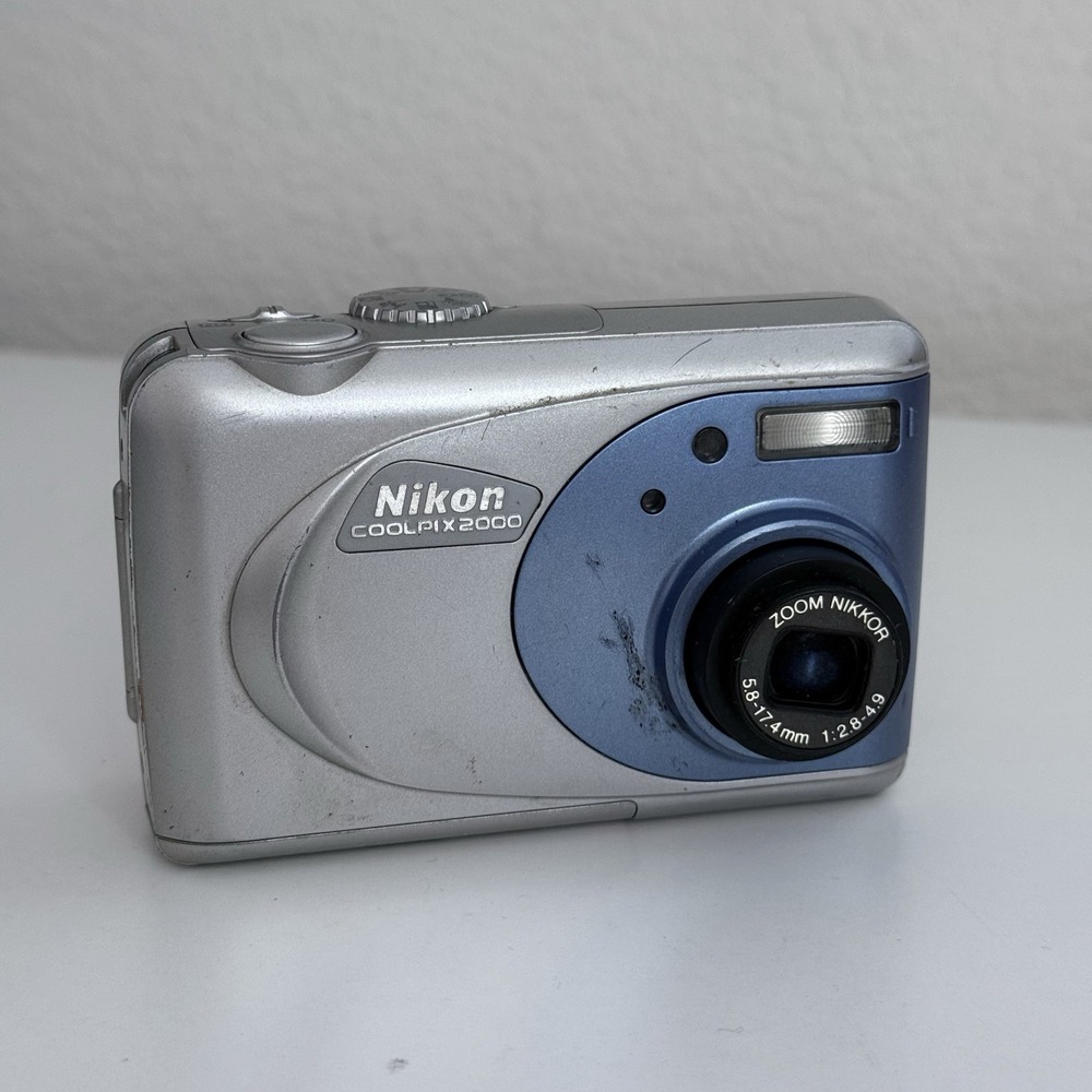 Nikon Coolpix 2000 Digital CAMERA ONLY AA Battery NOT INCLUDED TURNS ON